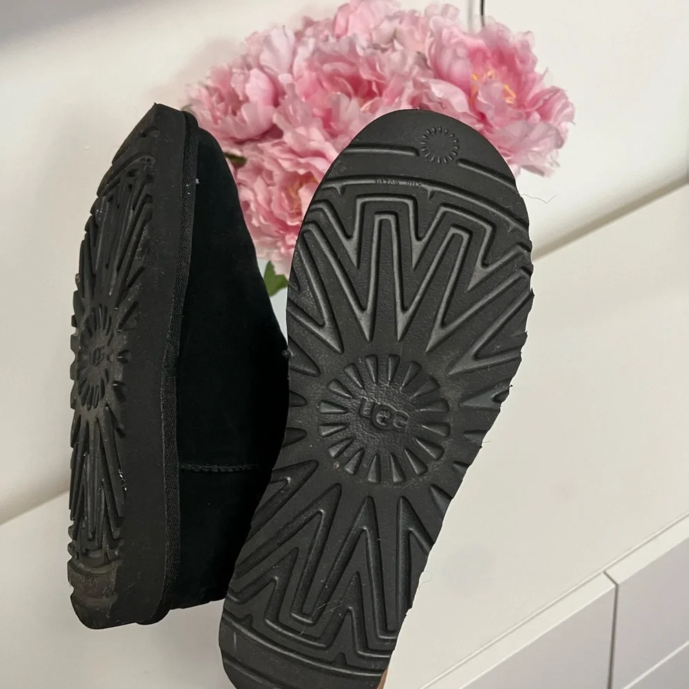 UGGS - Picture 6 of 6
